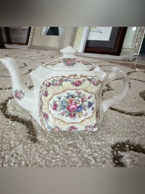Vintage Crownford Giftware Ceramic
Teapot